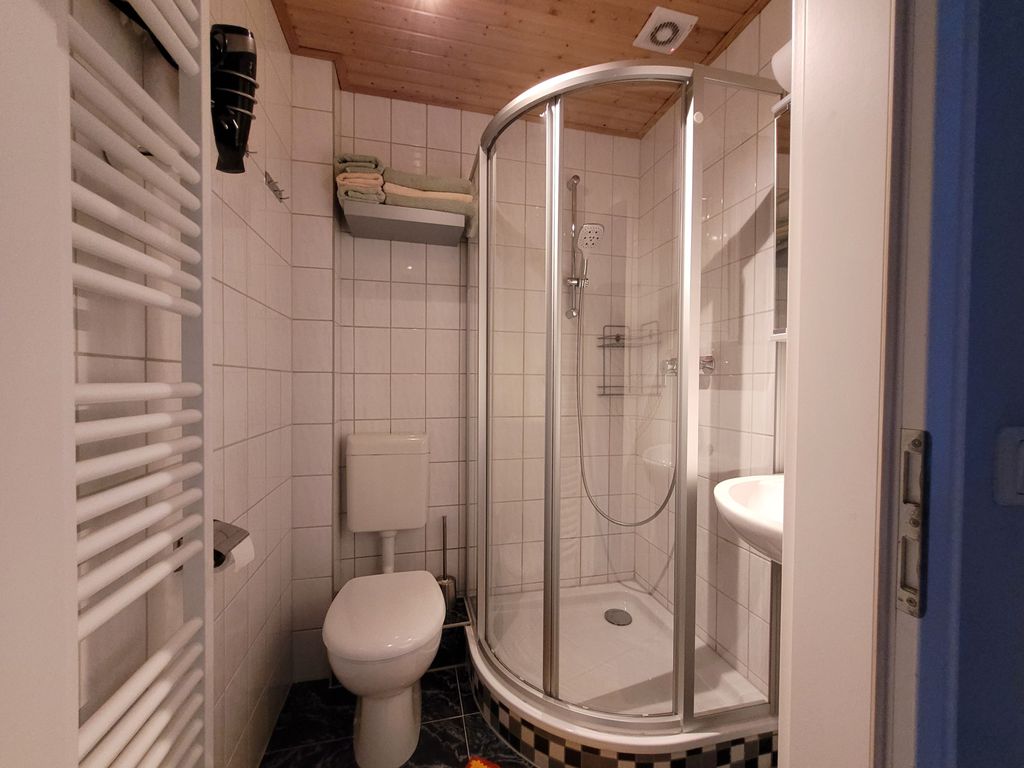 Bad mit Duschkabine, Waschbecken und WC