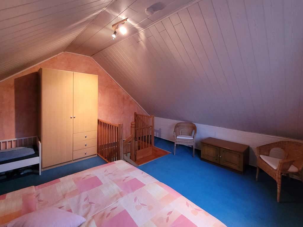 Schlafzimmer im OG mit Doppelbett, Kinderbett und Kleiderschrank