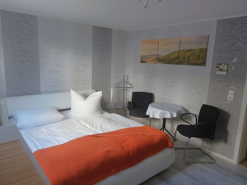 Nordzimmer - Zimmer mit Doppelbett, TV und Bad