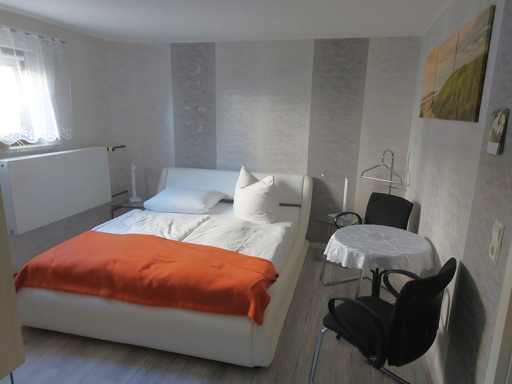 Nordzimmer - Zimmer mit Doppelbett, TV und Bad