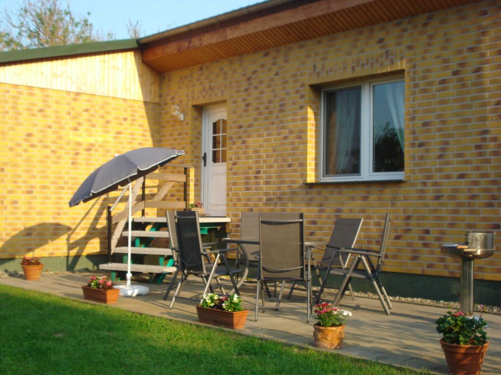 Große möblierte Terrasse mit Grillmöglichkeit