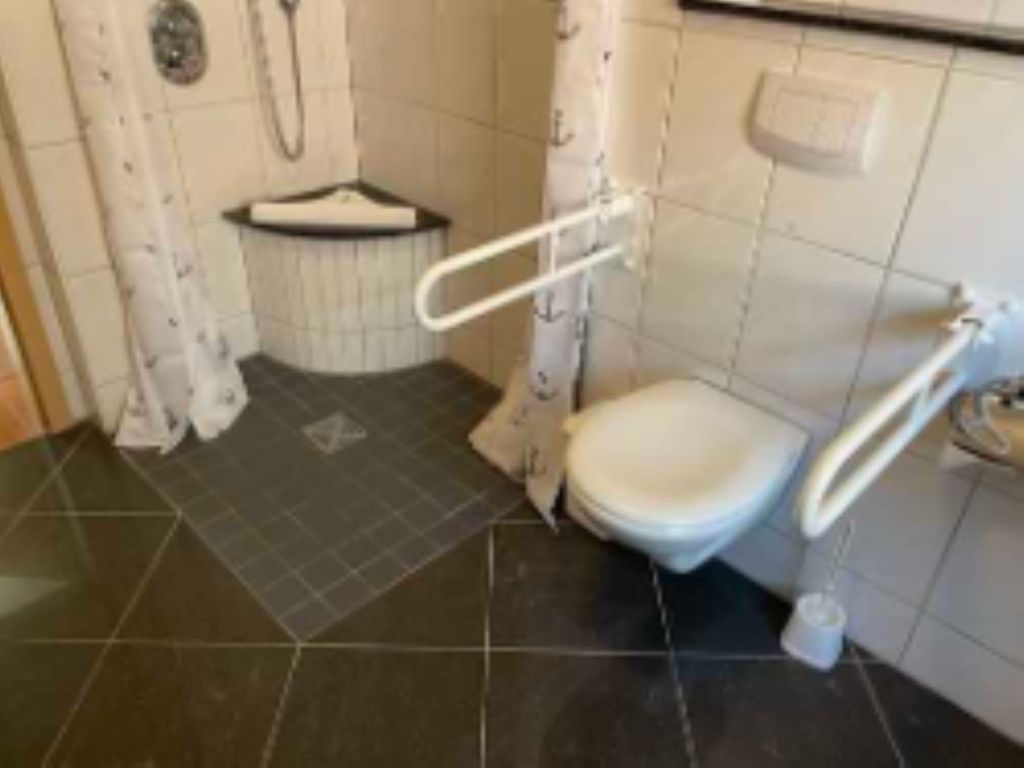 Bad mit Griffen an Toilette links und rechts
