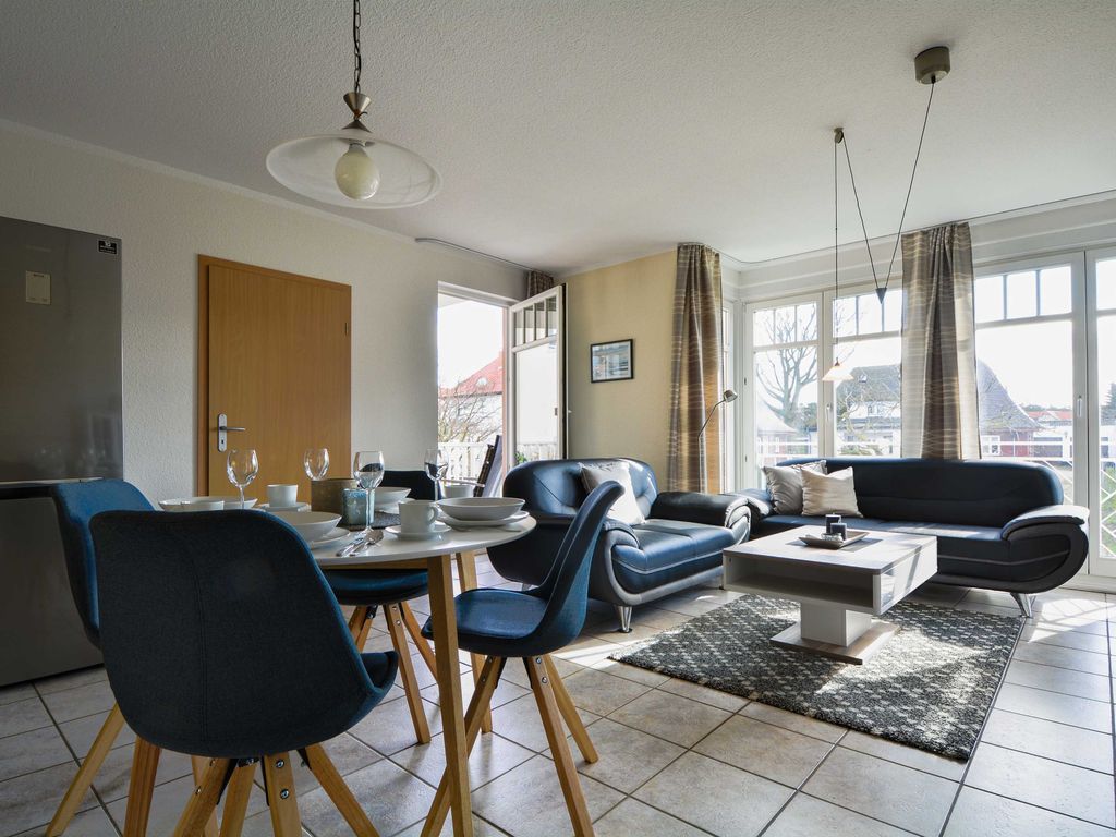 Der Wohnbereich und Essecke mit Zugang zur möblierten Terrasse