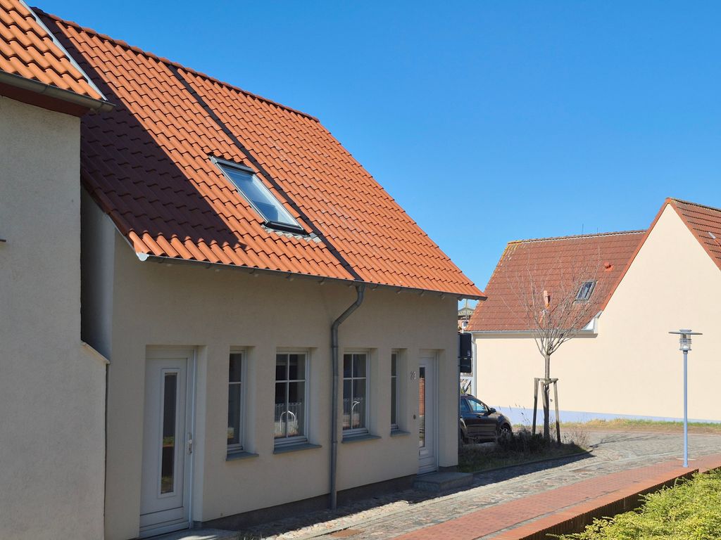 Haus Vorderseite - Eingang rechts, linke Tür zum Hauswirtschaftsraum
