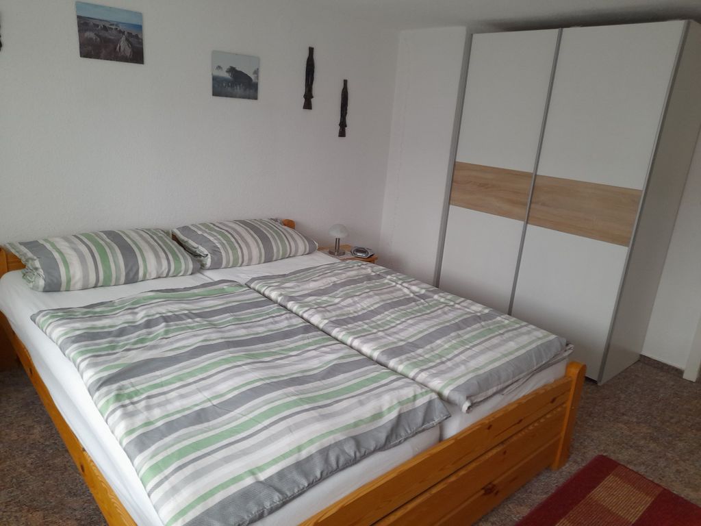 Schlafzimmer 1 mit Doppelbett und Einzelbett