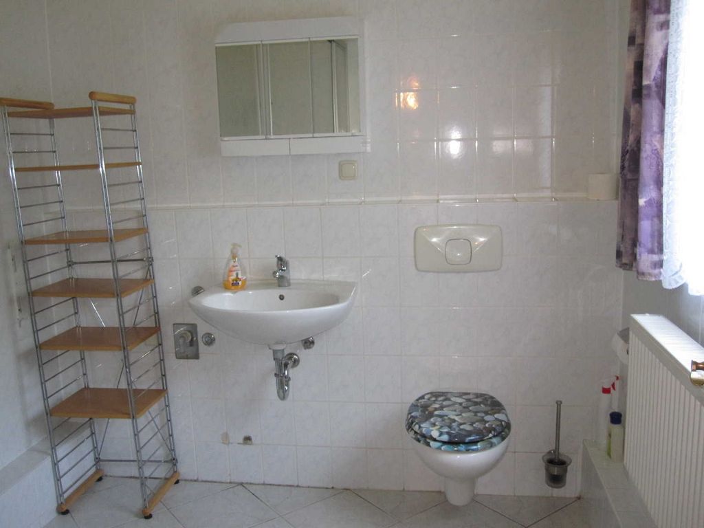 Das großzügige Bad mit Dusche, WC und Waschbecken