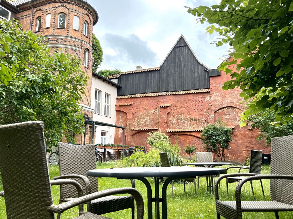 Hofansicht mit schönem Garten