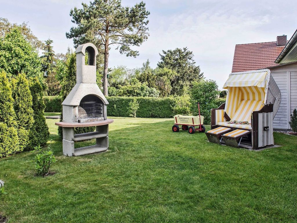 Garten mit Strandkorb und Grillkamin