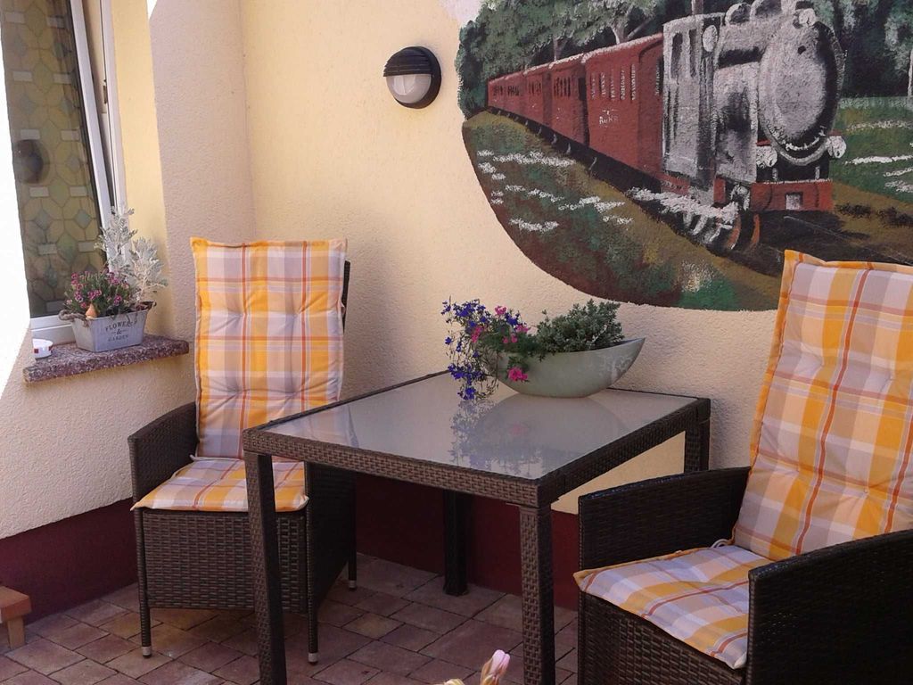 Eingang mit kl. Terrasse