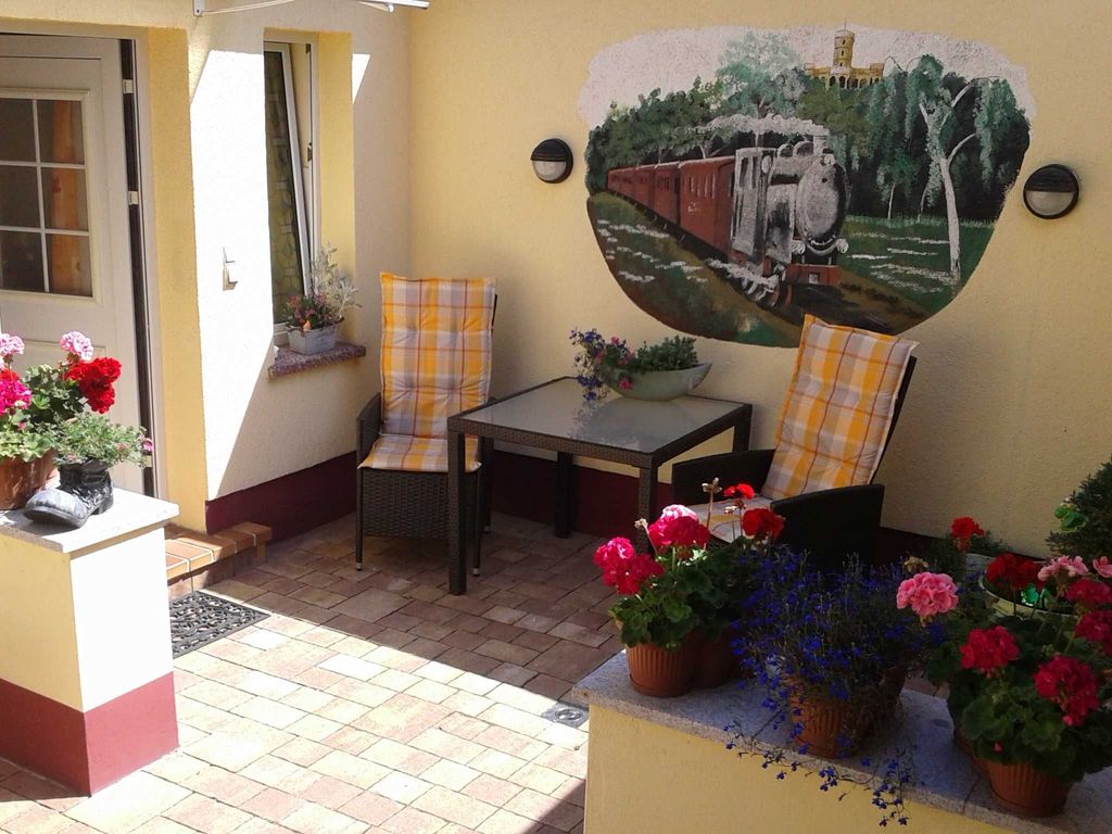 Eingang mit kl. Terrasse