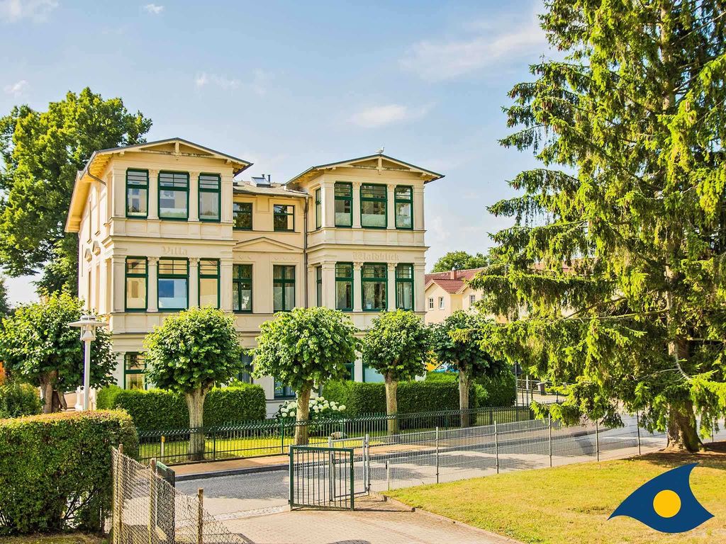 Villa Waldblick Bansin: Jugendstilvilla mit grünen Sprossenfenstern und Garten