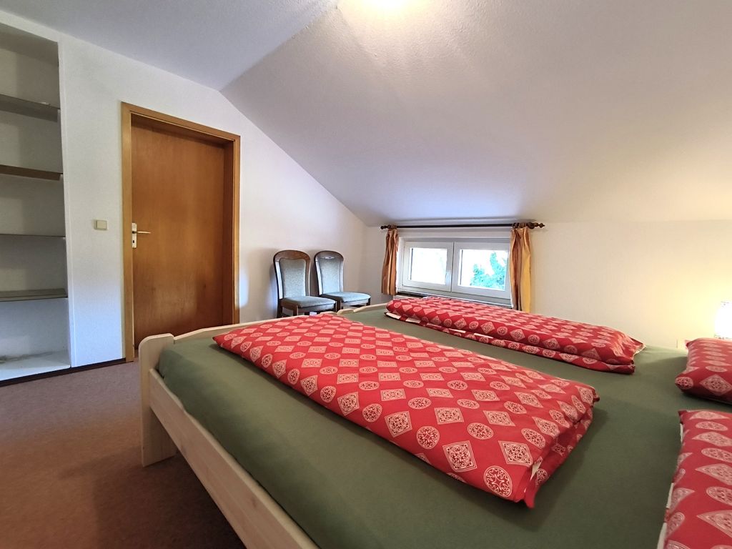 Schlafzimmer mit zwei Betten