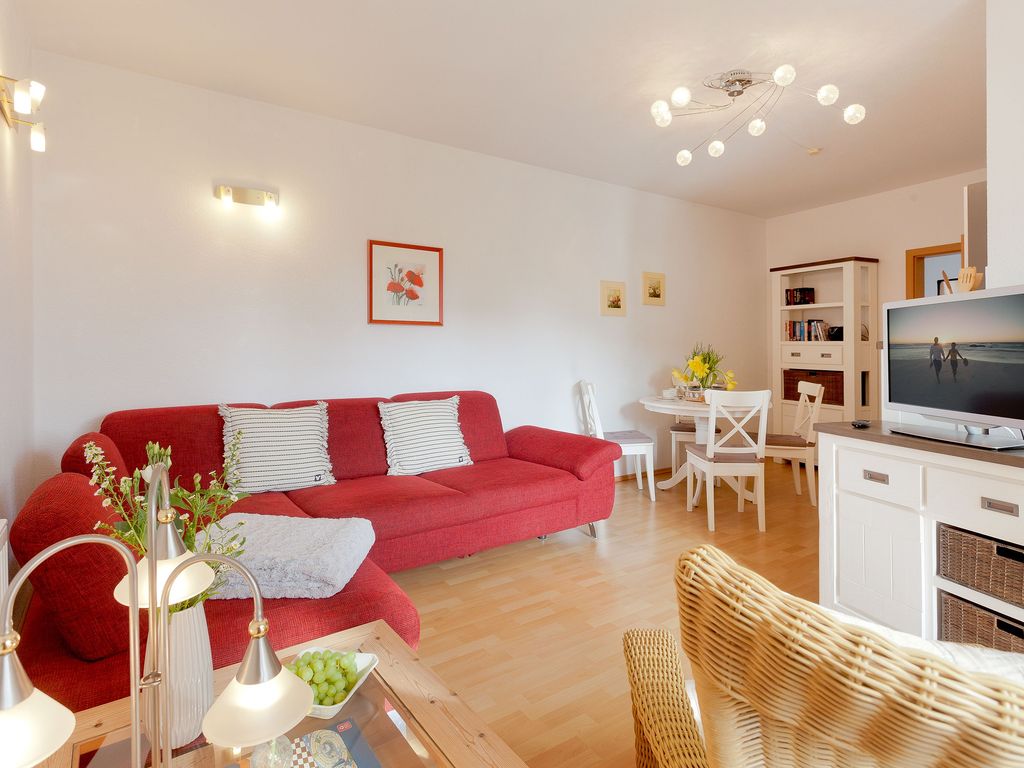 Wohnzimmer mit Esstisch und Küchenzeile