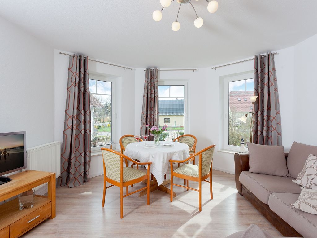 Wohnzimmer mit Esstisch