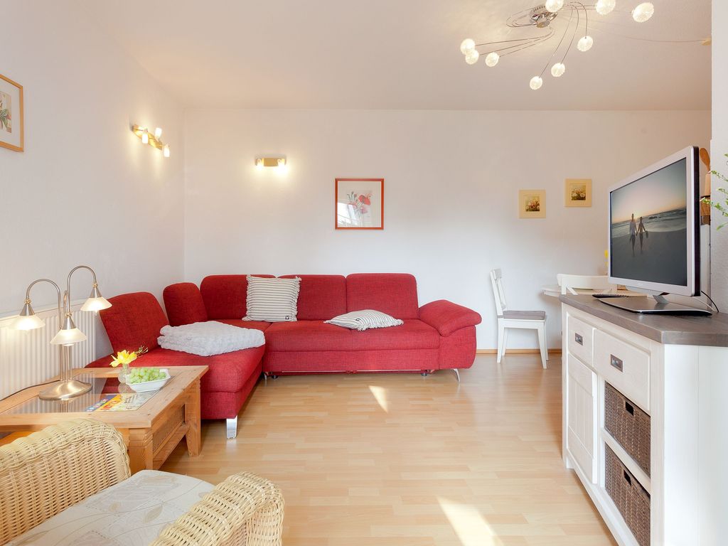 Wohnzimmer mit Esstisch und Küchenzeile