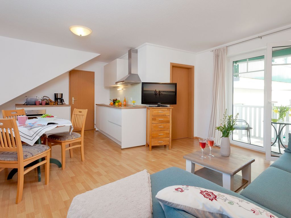 Wohnzimmer mit Esstisch und Küchenzeile