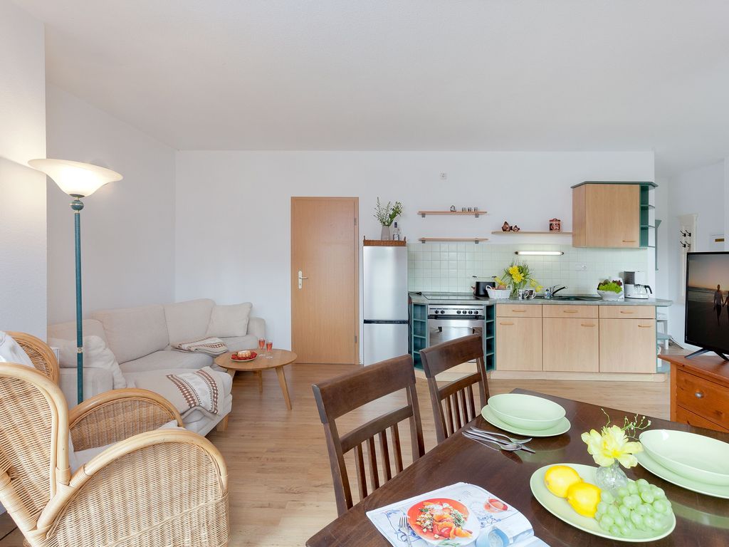 Wohnzimmer mit Küchenzeile und Esstisch