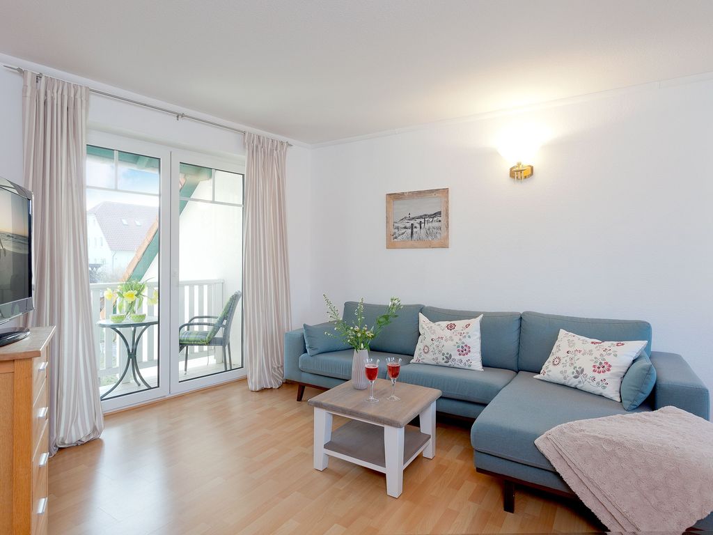 Wohnzimmer mit Esstisch und Küchenzeile