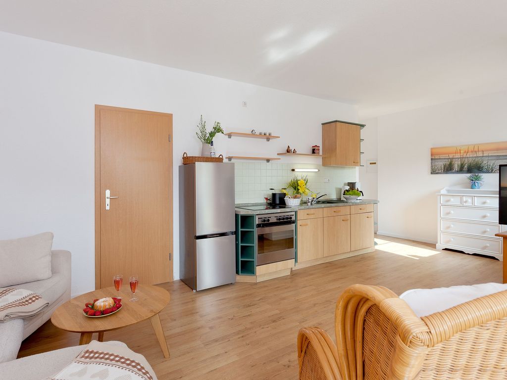 Wohnzimmer mit Küchenzeile und Esstisch
