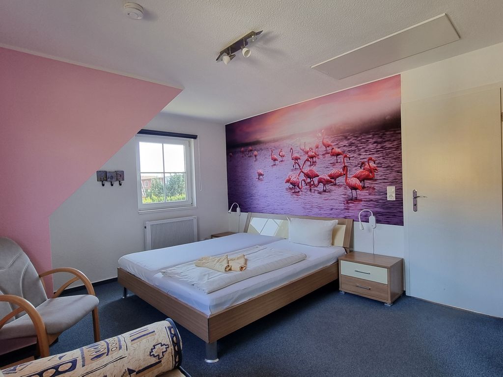 Schlafzimmer mit Doppelbett und Einzelbett