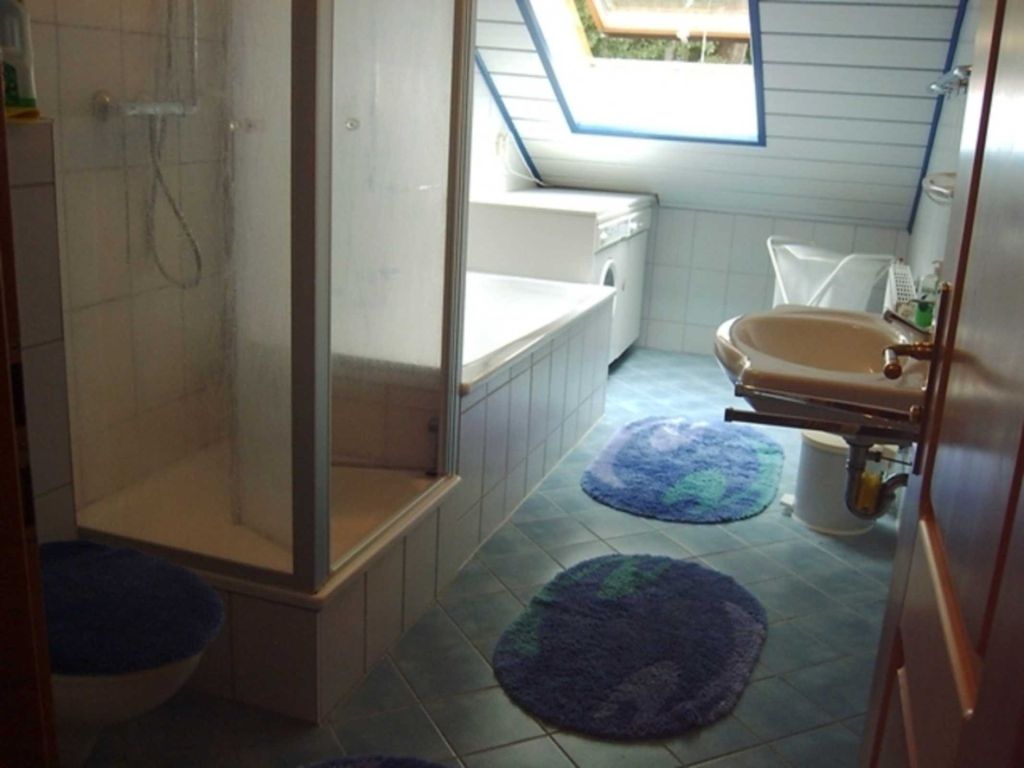 Badezimmer mit Dusche und Badewanne