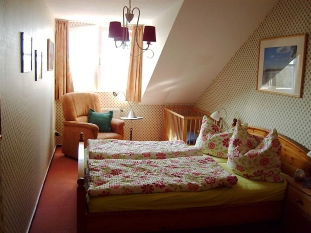 Schlafzimmer mit einem Doppelbett und ein Kinderbett