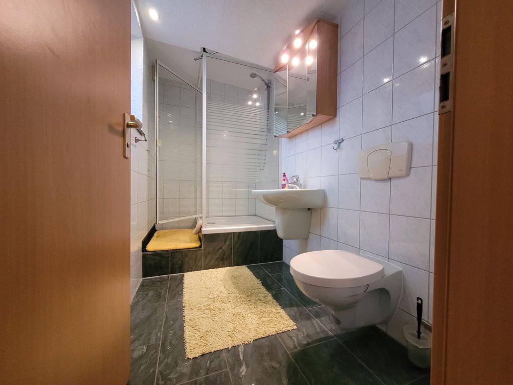 Bad mit Dusche und WC