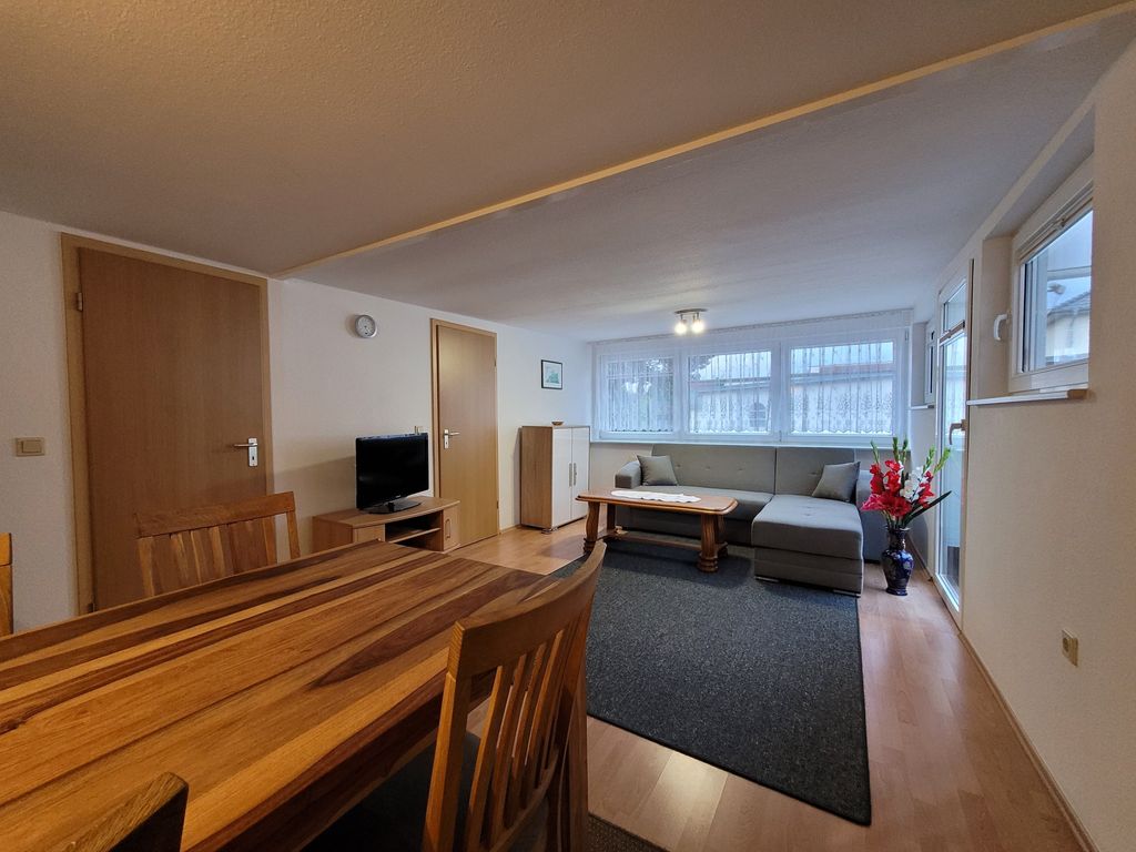 Wohnzimmer mit Essbereich und Sitzgarnitur