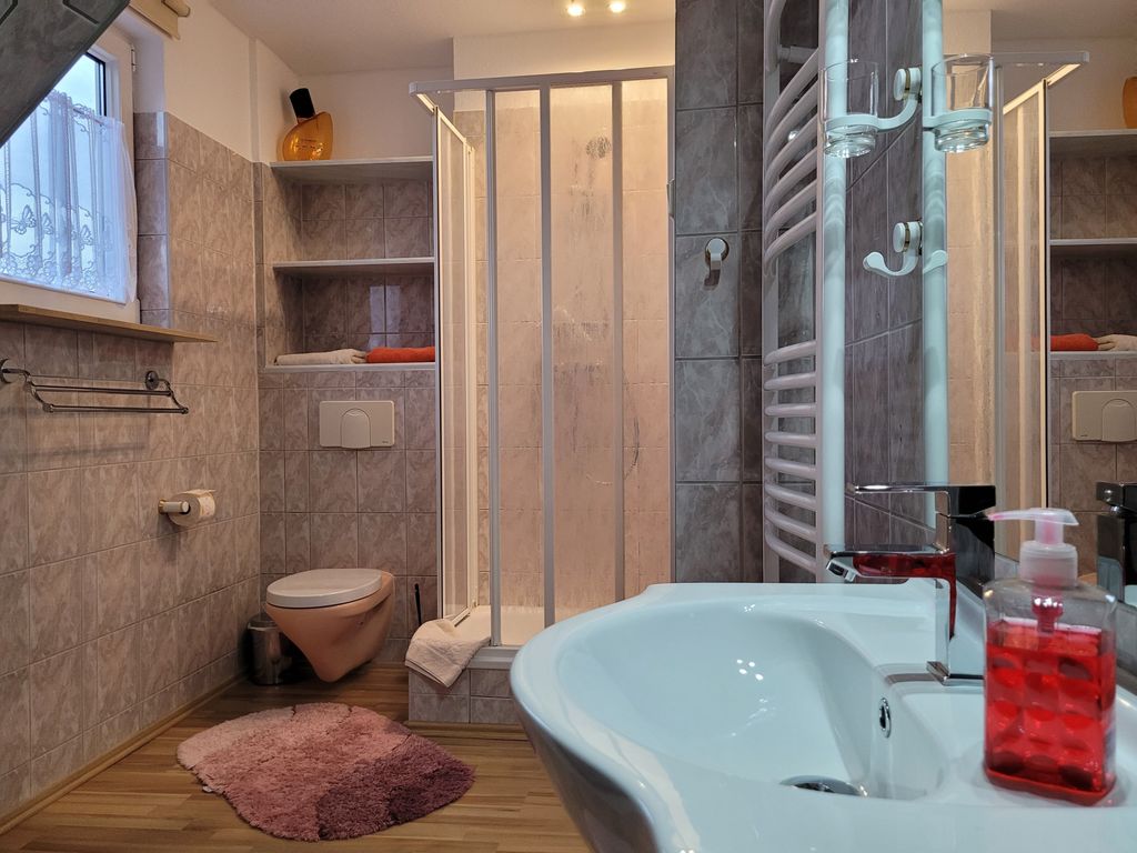 Bad mit Dusche, WC und Waschmaschine