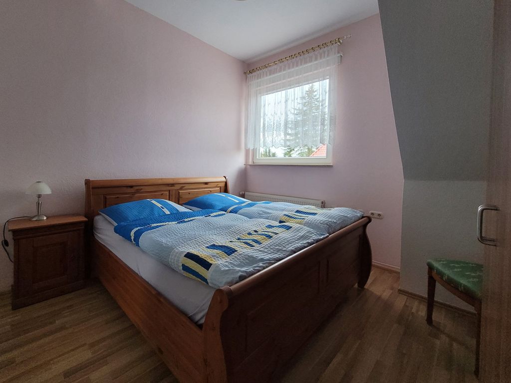 Hauptschlafzimmer (straßenseitig)  mit Doppelbett (180x200) und Kleiderschrank