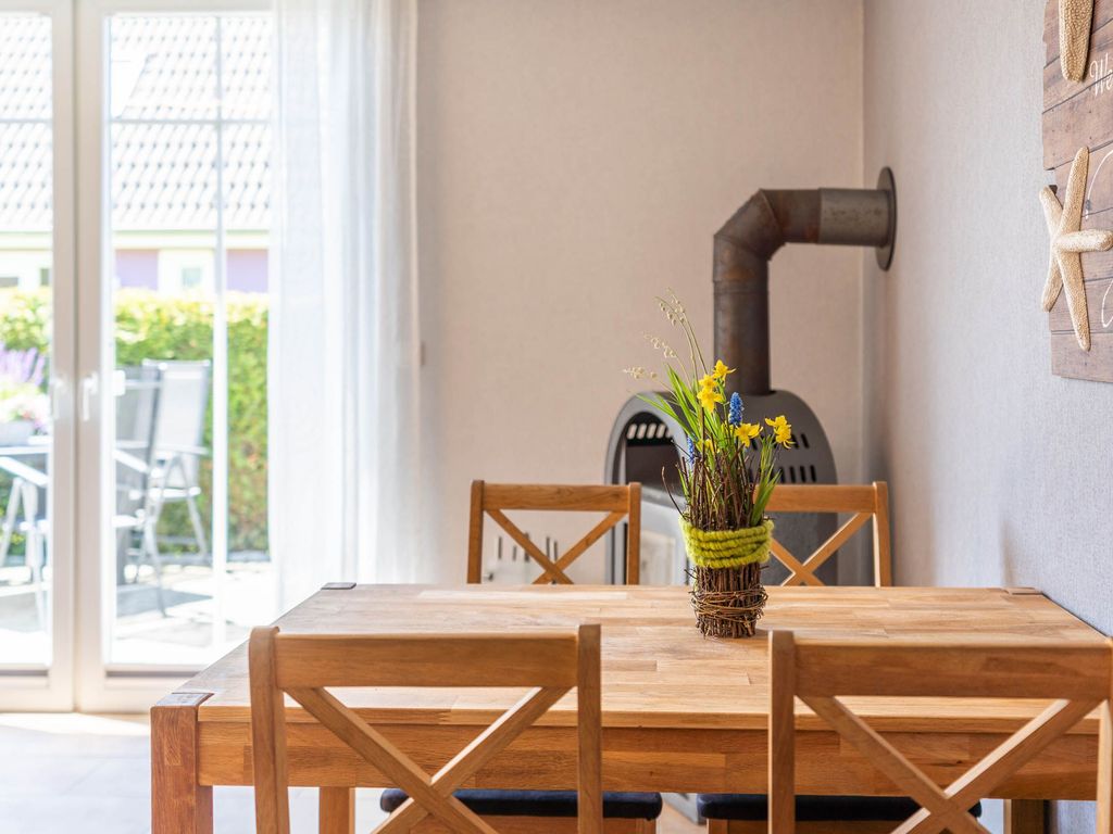 Das Ferienhaus Mimi im Ostseebad Karlshagen auf der Insel Usedom verfügt über einen hellen Essbereich mit Esstisch und Sitzplätzen.