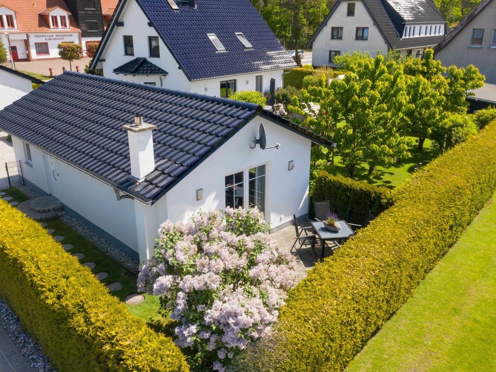 Das Ferienhaus Mimi im Ostseebad Karlshagen auf der Insel Usedom ist aus der Vogelperspektive mit dem eingezäunten Grundstück, der Sonnenterrasse und dem gepflegten Garten zu sehen.