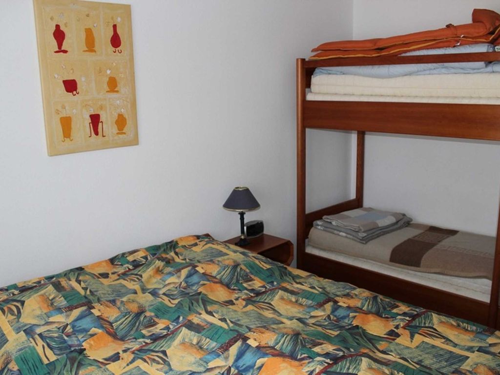 Das Schlafzimmer verfügt über ein Doppelbett und ein Etagenbett