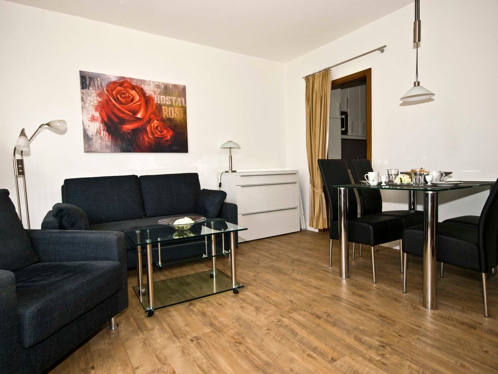 Wohnzimmer. Das Sofa ausziehbar und als Schlafmöglichkeit für die 3. Person gedacht.