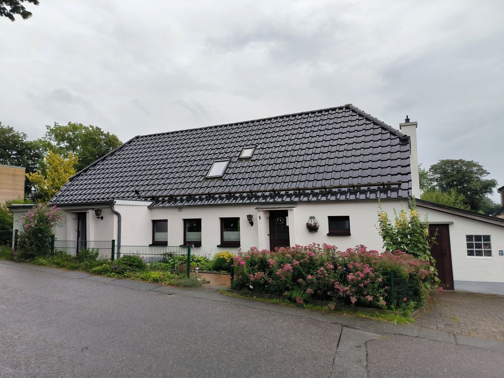 Blick auf das Einfamilienhaus mit Ferienwohnung