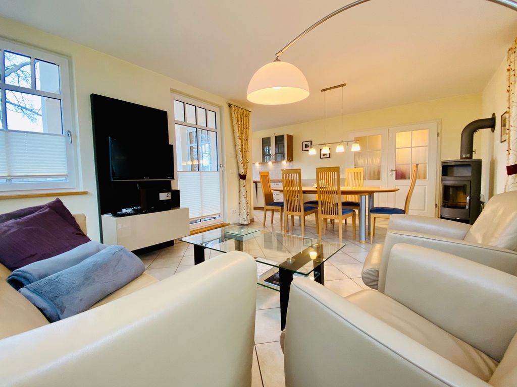 Neue Villa Ernst 4, Wohnzimmer mit Kaminofen