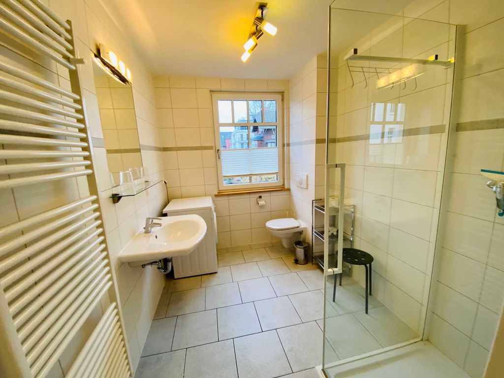 Bad mit Dusche, zweites mit Dusche und Wanne