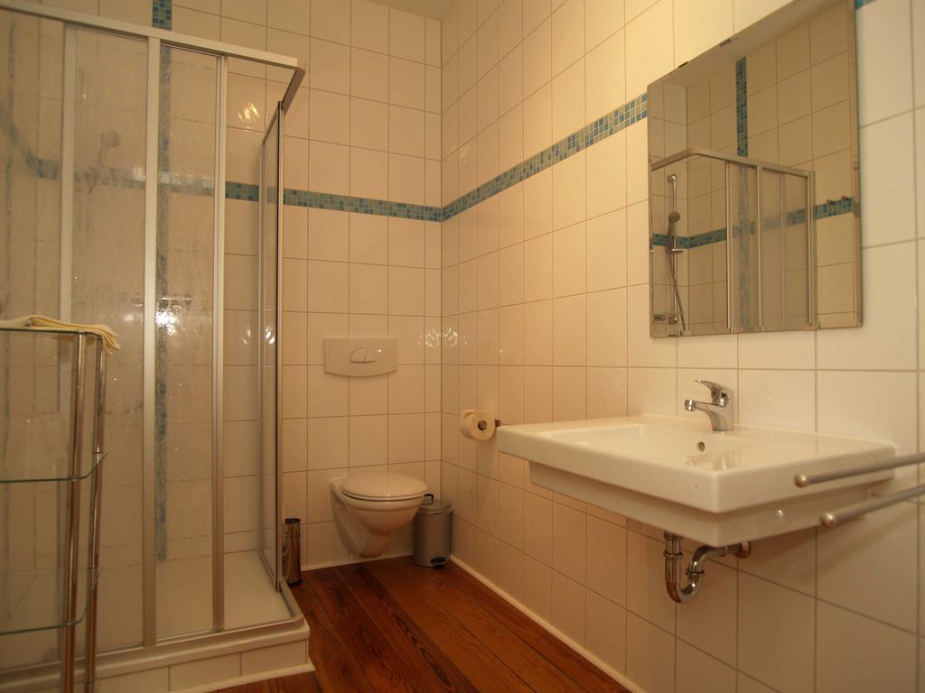 Das Bad mit Dusche und WC