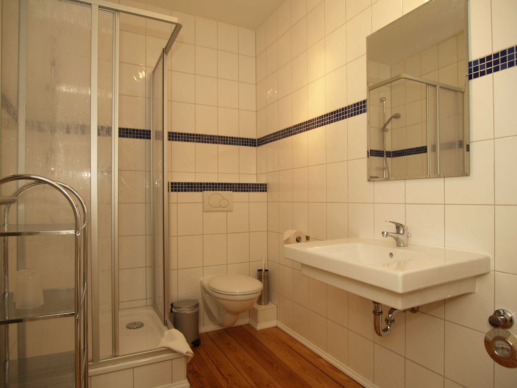 Das Bad mit Dusche und WC