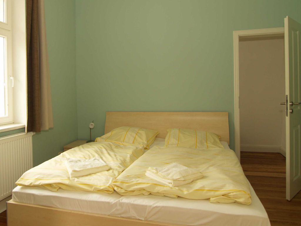 Das 1. Schlafzimmer mit Doppelbett