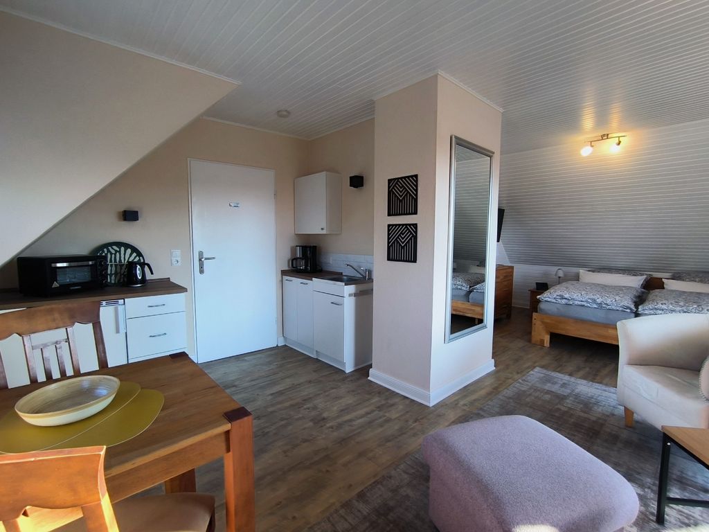 Apartment mit Miniküche, Sitzecke, Doppelbett und Balkon