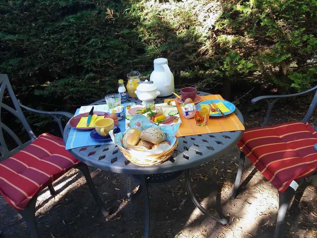 Idyllisch frühstücken