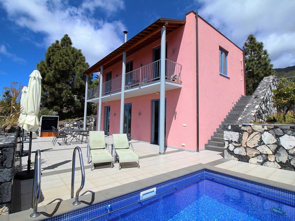 Hausansicht & Pool