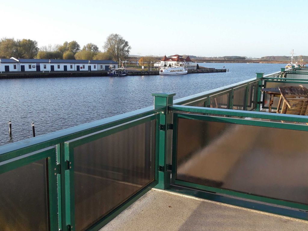 Blick aus dem Strandkorb auf den Hafen und den Peenestrom