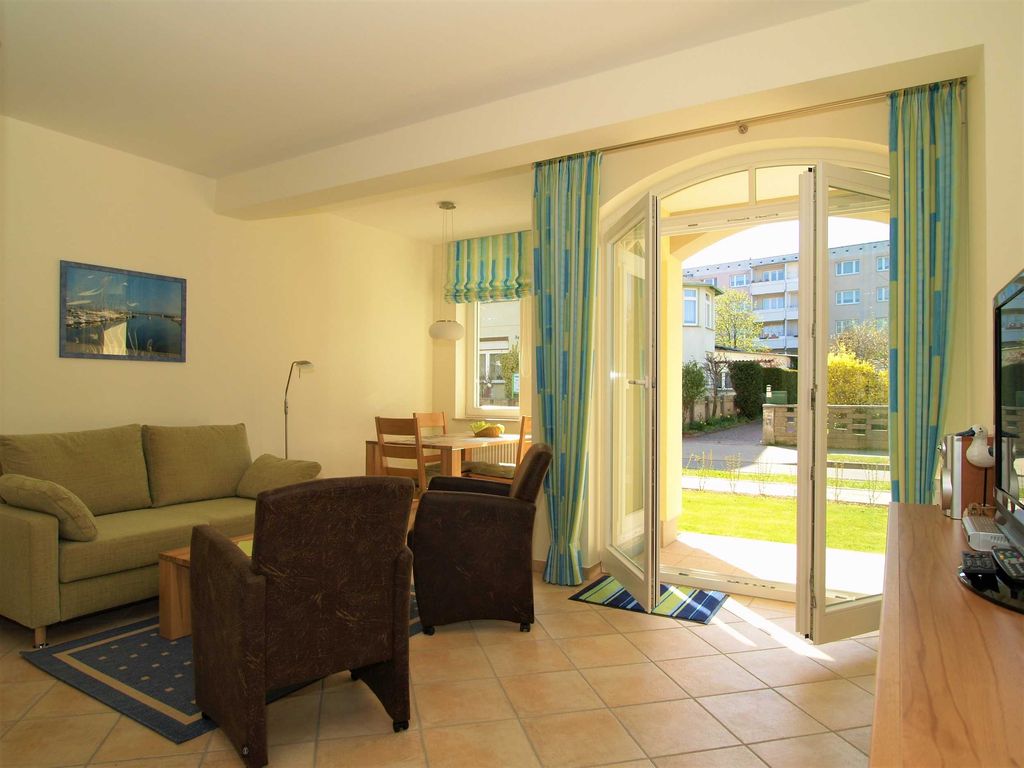 Der Wohnbereich mit Sitzecke, Essecke und Zugang zur Terrasse