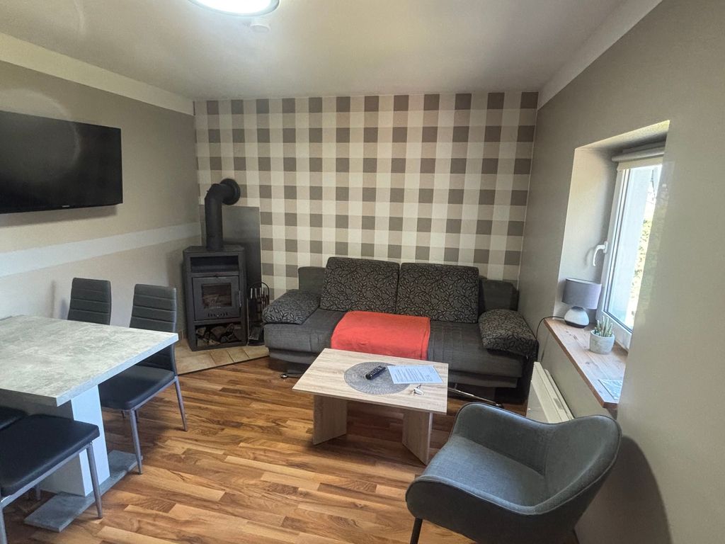 Ferienhaus Charlottchen in Karlshagen auf Usedom - Gemütlich wohnen und entspannen

Das helle und freundlich eingerichtete Wohnzimmer lädt mit seiner gemütlichen Couchgarnitur zum Entspannen und Verweilen ein. Die Wohnzimmercouch lässt sich bei Bedarf zu einem komfortablen Schlafsofa umfunktionieren. Ein gemütlicher Kamin sorgt besonders an kühleren Tagen für eine behagliche Atmosphäre und macht das Wohnzimmer zu einem schönen Treffpunkt für die ganze Familie.