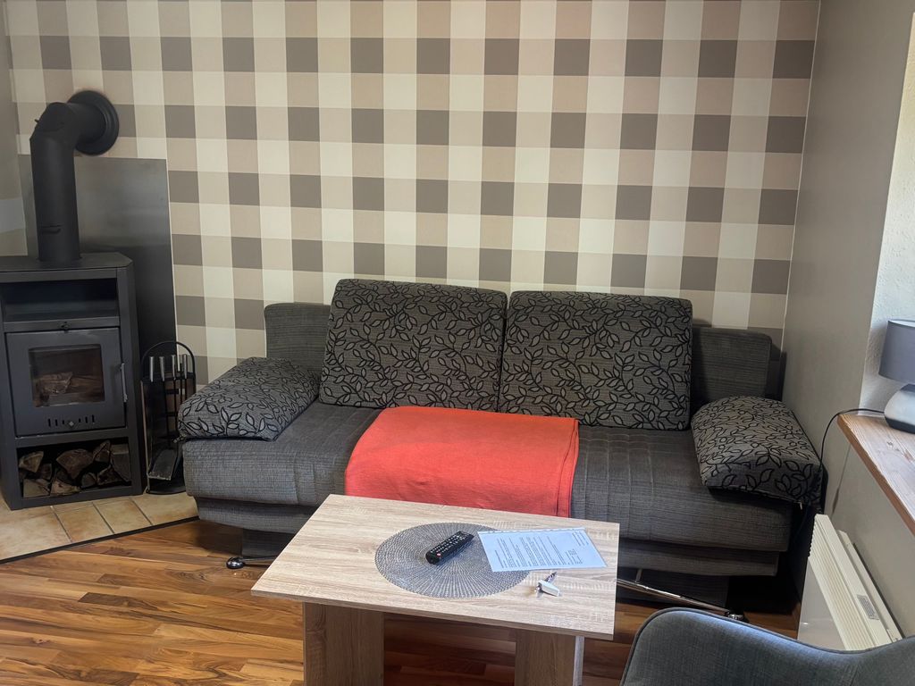 Ferienhaus Charlottchen in Karlshagen auf Usedom
Der gemütliche Kamin in der Nähe der bequemen Couchgarnitur sorgt besonders an kühleren Tagen für eine angenehme Atmosphäre und macht das Wohnzimmer zu einem schönen Ort, an dem Sie gemeinsam entspannen, erzählen und den Tag gemütlich ausklingen lassen können.