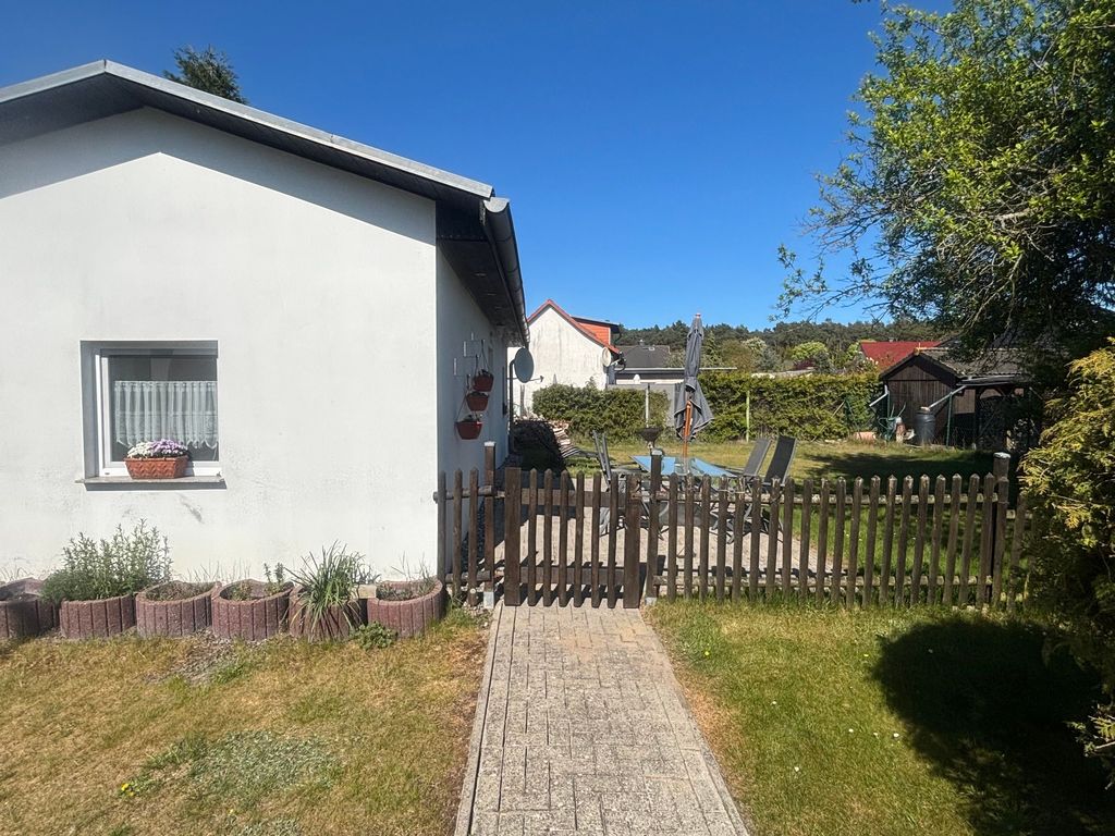 Im Ferienhaus Charlottchen in Karlshagen auf Usedom stehen Grün, Natur und Erholung im Mittelpunkt. Das großzügige Grundstück lädt zum Verweilen, Entspannen und Genießen ein.