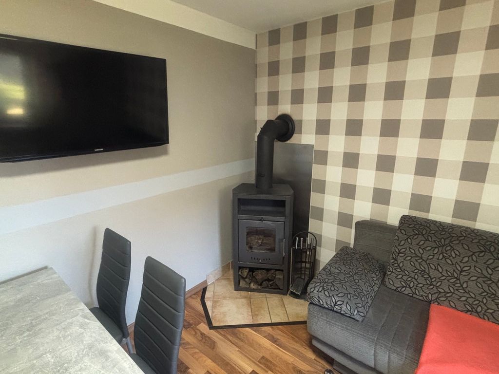 Ferienhaus Charlottchen in Karlshagen auf Usedom - Gemütlicher Wohnbereich

Das gemütliche Wohnzimmer bietet alles, was Sie für entspannte Stunden benötigen: eine bequeme Couchgarnitur, einen Fernseher, einen einladenden Kamin und eine gemütliche Essecke. Die Couch lässt sich bei Bedarf als Schlafsofa nutzen. Hier können Sie gemeinsam essen, fernsehen oder den Abend in angenehmer Atmosphäre am Kamin ausklingen lassen.