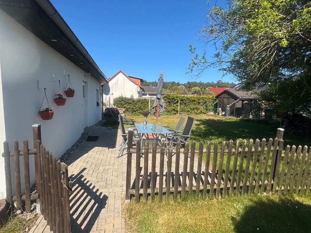 Das Ferienhaus Charlottchen bietet ein großes, grünes Grundstück, auf dem Kinder nach Herzenslust spielen, toben und die Natur entdecken können. Während die Kleinen den Garten genießen, können die Erwachsenen entspannen oder den Grill vorbereiten. Am Abend lädt der Garten zu einem gemütlichen Grillabend mit der ganzen Familie ein  der perfekte Ort, um gemeinsam schöne Urlaubserinnerungen zu schaffen.